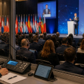 Diferencias entre interpretación presencial, remota e híbrida en eventos profesionales